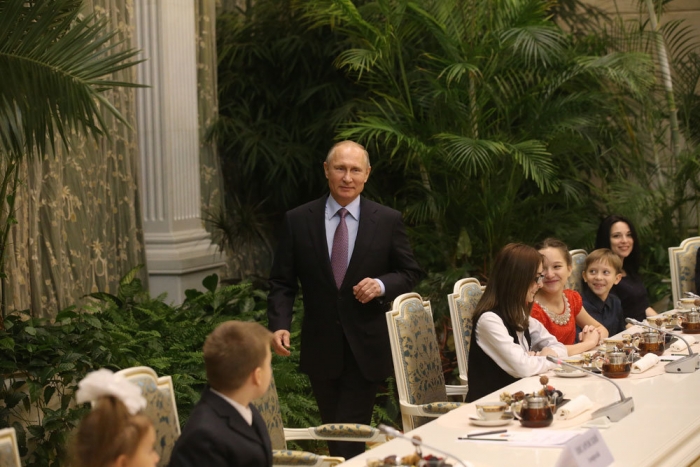 Владимир Путин дал поручения по поддержке семей с детьми